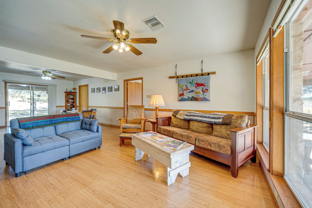 Pet-friendly Hill Country Retreat w/ Deck!