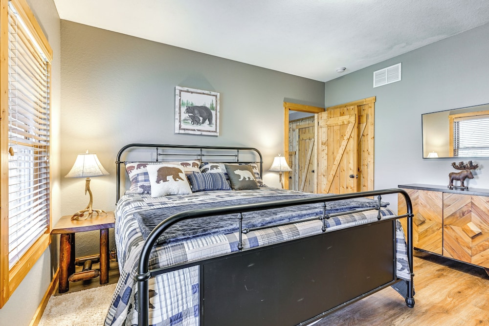 Fish, Hike & Swim: Lake Burton Retreat w/ Hot Tub!