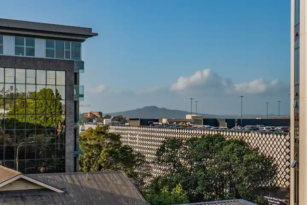 Premium Brand New Central Apt - Carpark view 4