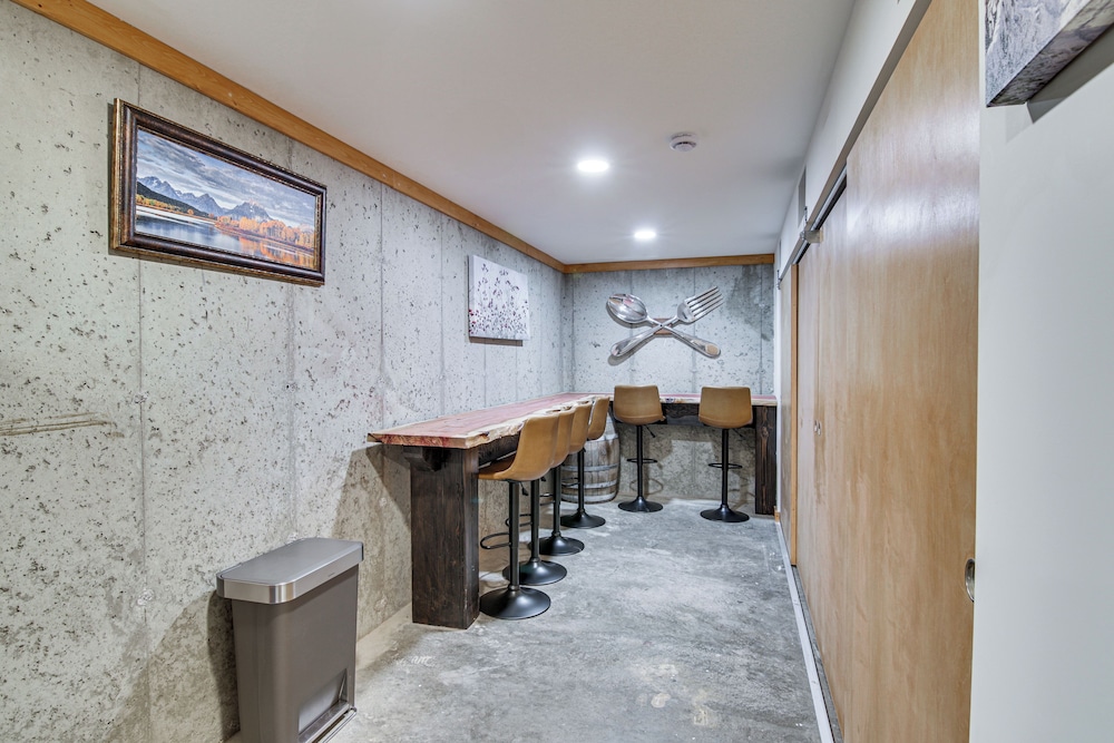 Sauna, Cold Plunge & More! Belgrade Getaway