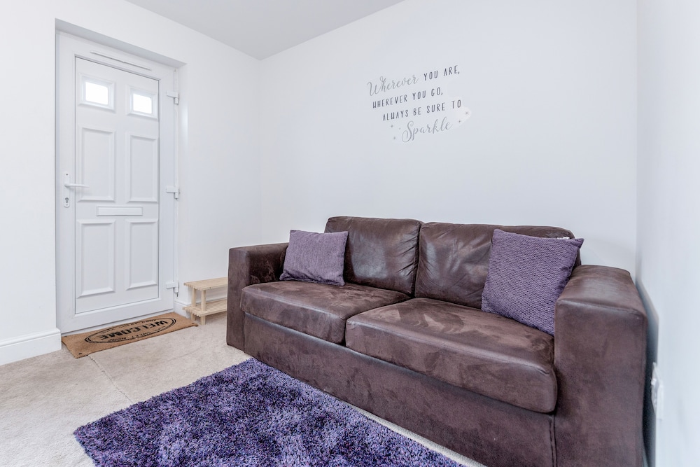 West Drayton Vacations - Royal Apartments - Property Image 2
