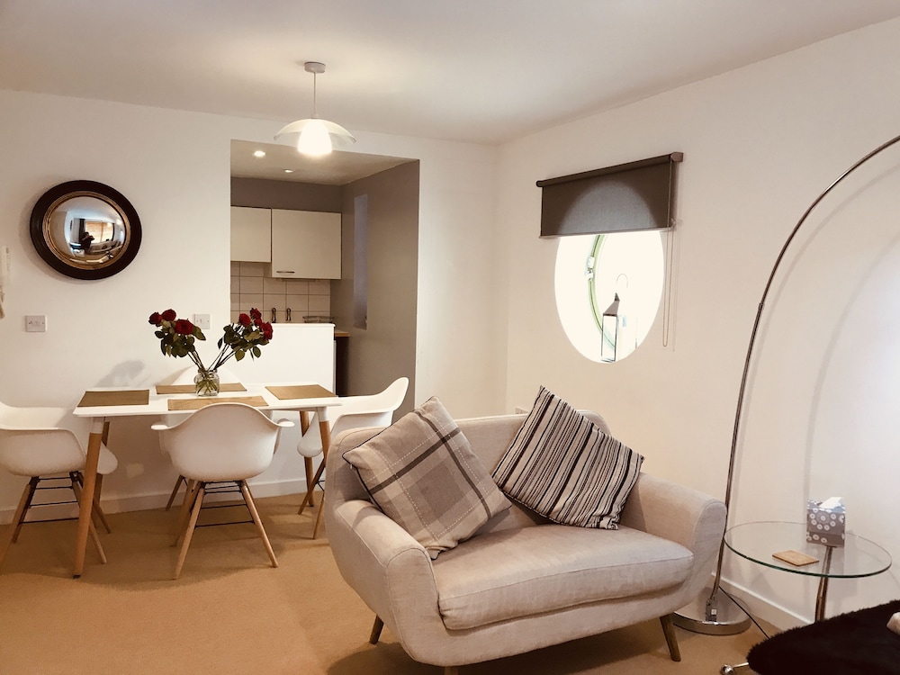 2 Bedroom Luxe Dockland Apartment with Parking view 5
