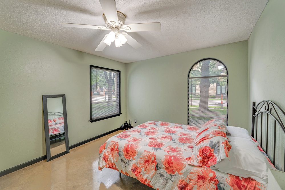 3 Mi to Dtwn Dallas: Condo w/ Walkable Location!