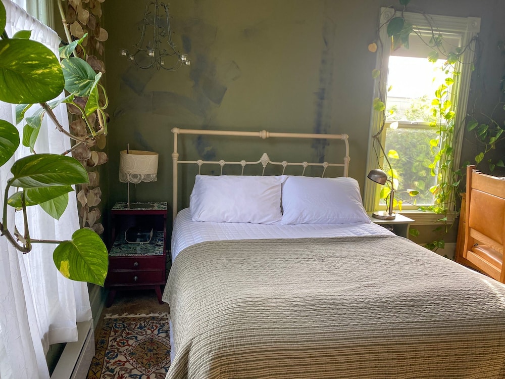 Victorian on Garden Best Location in Town
