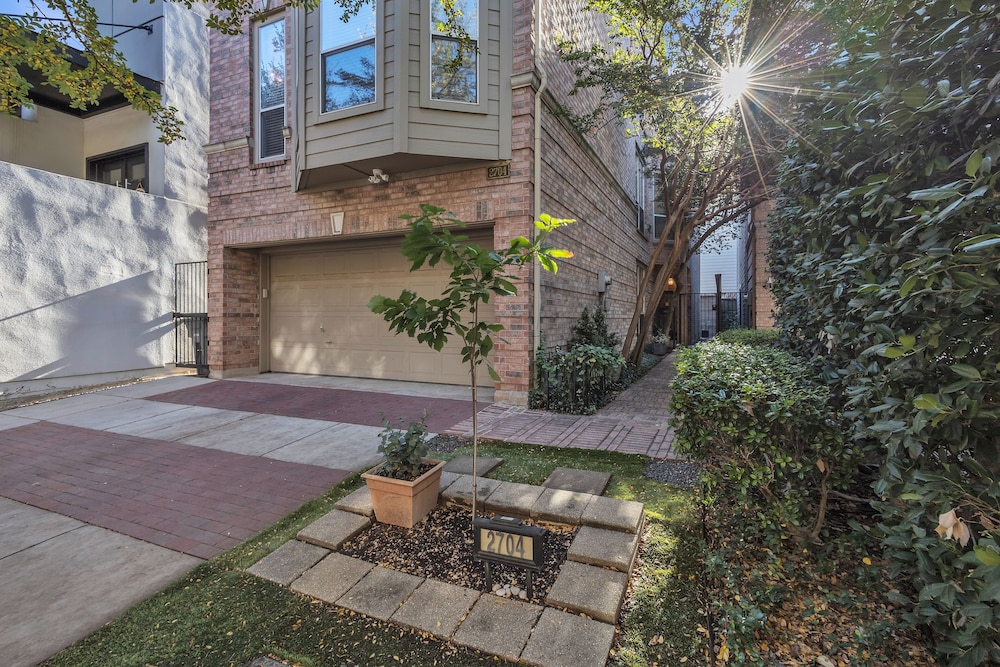Spacious Urban Uptown Retreat 3 Bedroom Townhouse