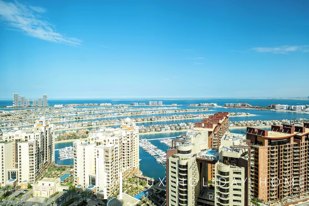 LUX Iconic Views at Palm Tower Studio