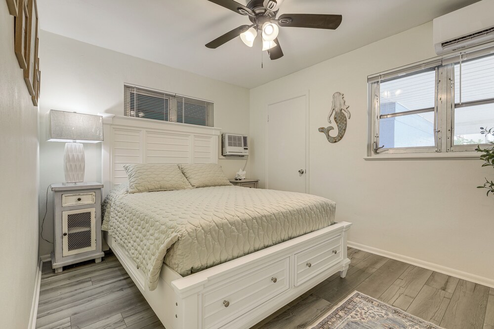 Walk to Shops & Dining: Downtown Stuart Home!