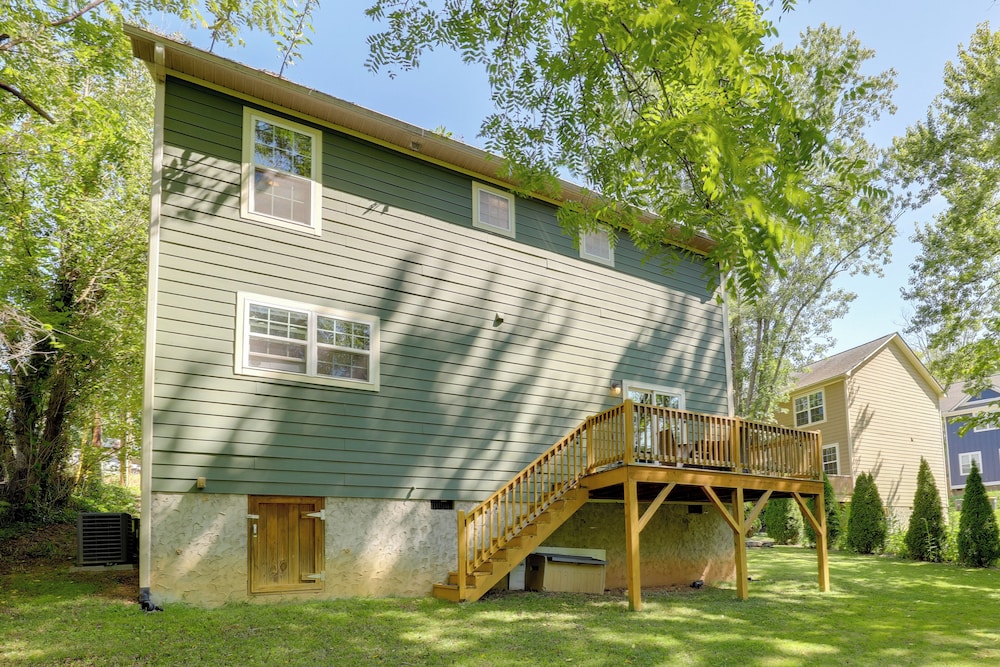 Family Home w/ Game Room, 3 Mi to Dtwn Asheville!