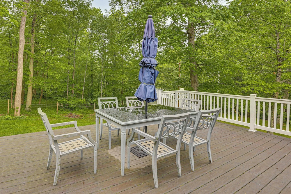 2 Mi to Woodbury Wildlife Area: Cozy Farmhouse!
