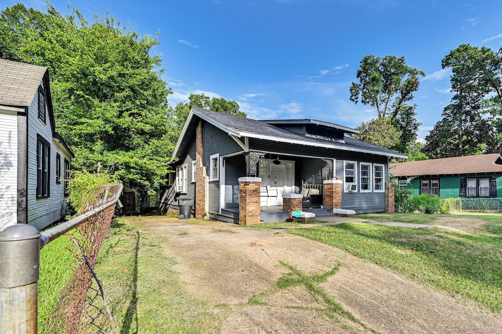 Home w/ Yard - Close to Hospitals, Dtwn Shreveport
