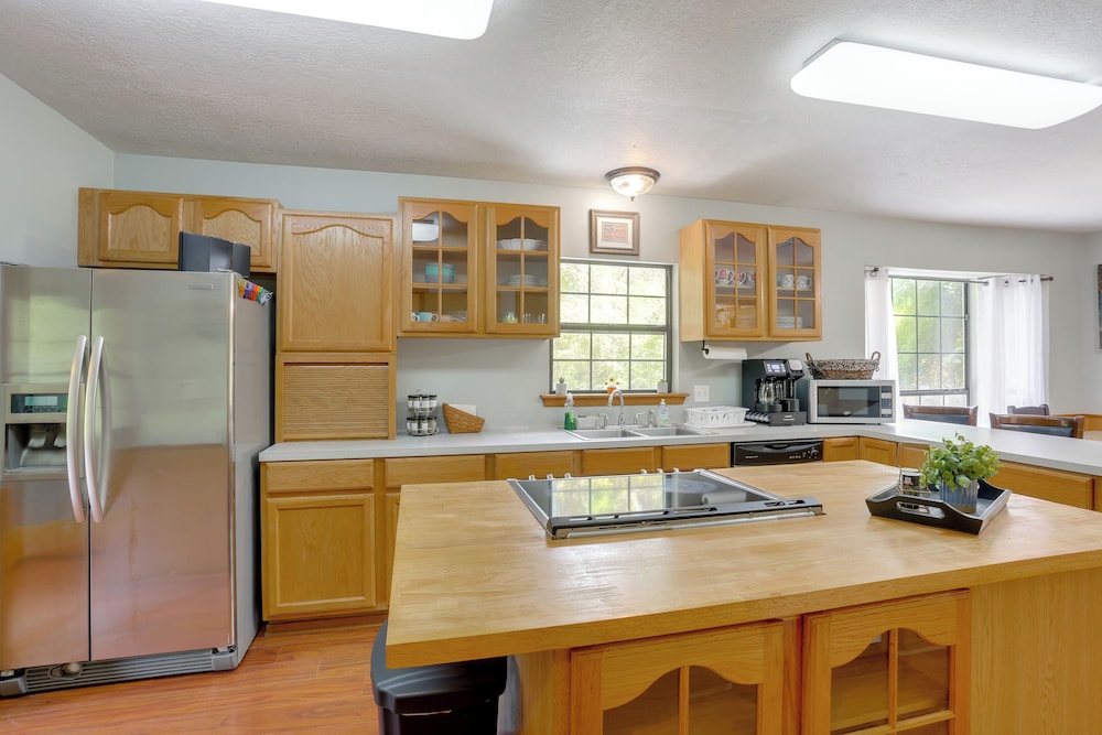 Wraparound Porch: Toledo Bend Reservoir Retreat!