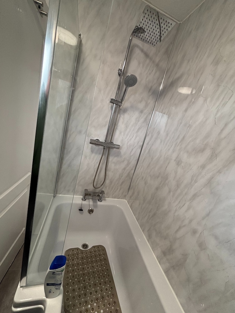 130m2 New House 2024 - 3 Bedrooms - Free Fast Wifi - Free off Street Parking