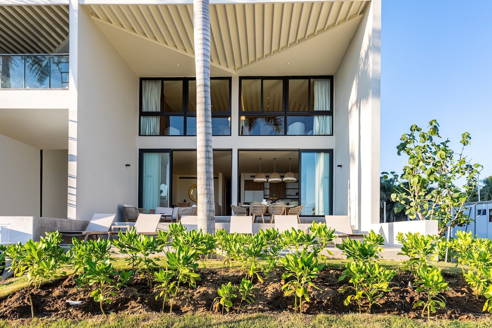 Modern Luxury W Resort Amenities Sleeps 16