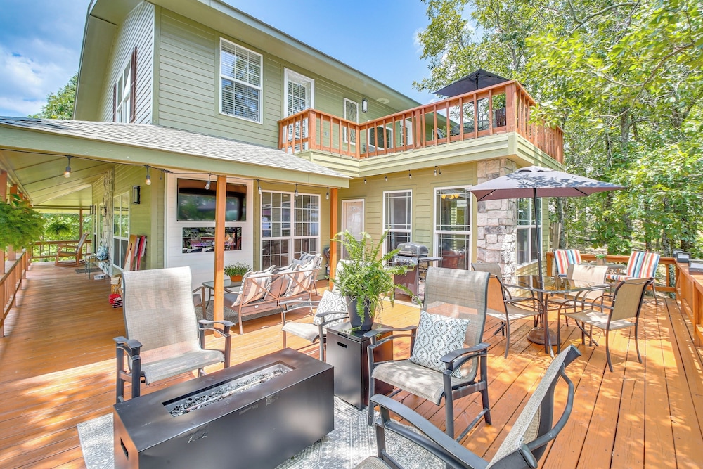 Outdoor Entertainment Area: Scenic Hot Springs Gem