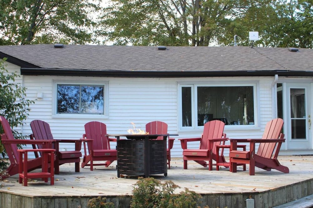 Bungalow by the Bay Spot on Wellers Bay - PEC