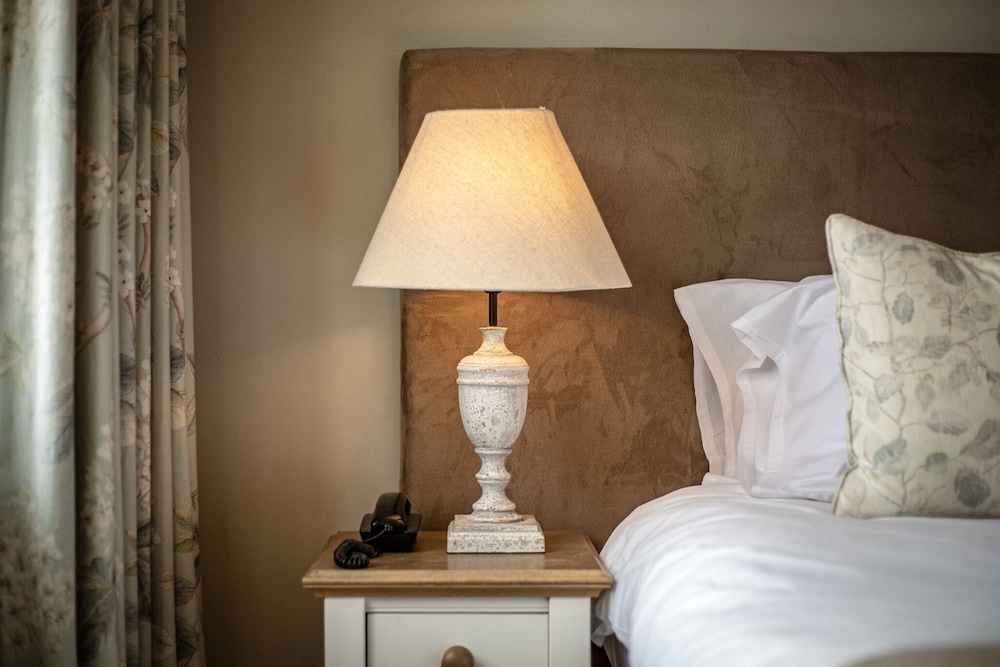 Aylesbury Vacations - The Five Arrows Hotel - Property Image 3