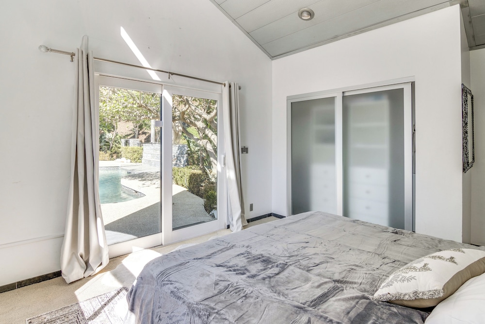 Pool, Spa & Ocean Views - Modern Home in Malibu!