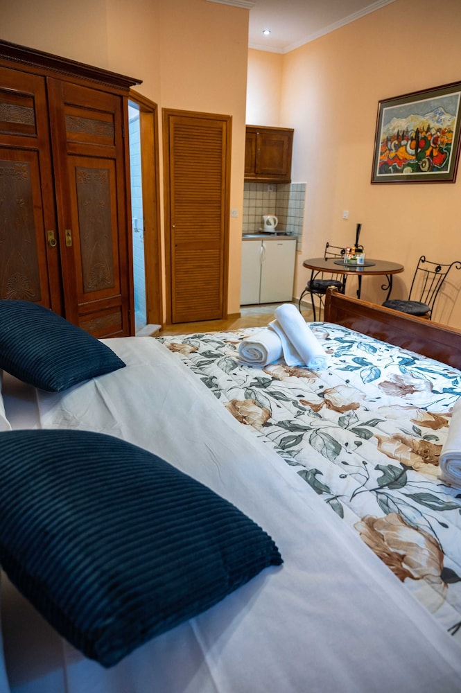 Amoret Apartments