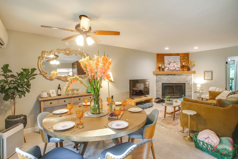 Twin Lakes Retreat: Lake, Pool & Golf Access!