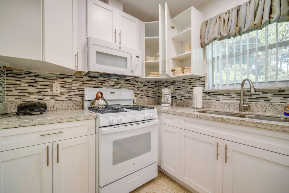 < 3 Mi to Hard Rock Stadium: Miami Home w/ Sunroom