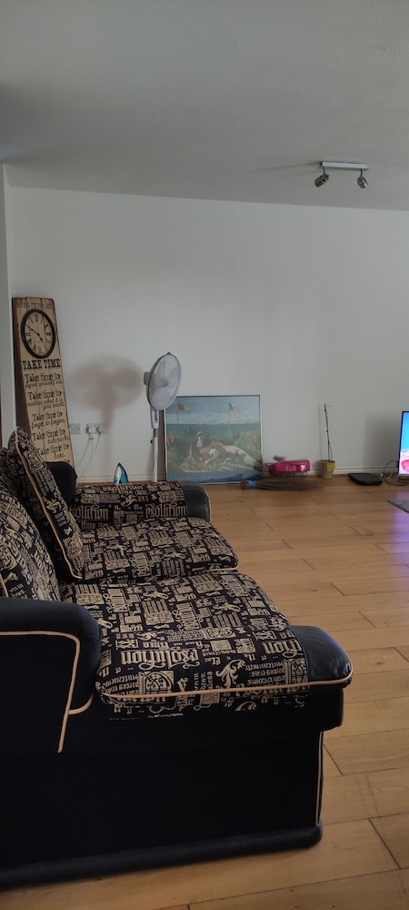 Immaculate 1-bed Apartment in Borehamwood view 2