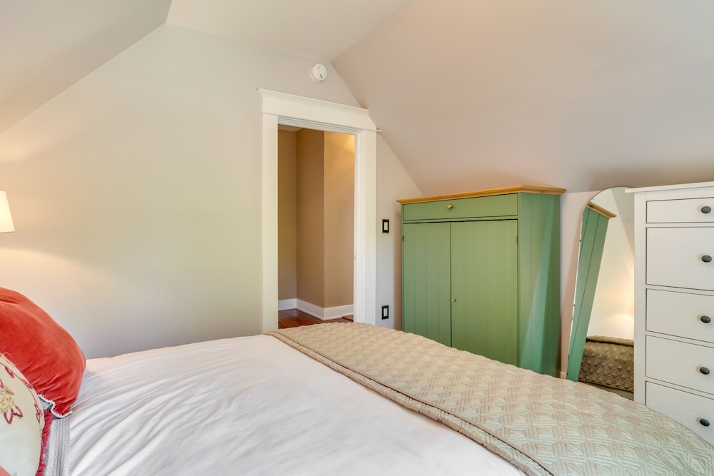 Albany Vacations - Historic Home Near Downtown Salem: Walk to Capitol - Property Image 4