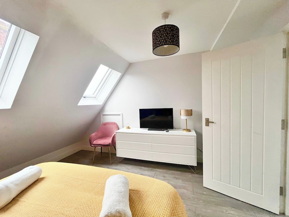 House - Sleeps 12 - Hot tub - Pool Table - Parking