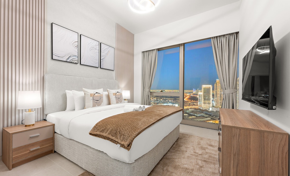 SML Vacation Homes - Sky High Apartments with Burj Khalifa and Dubai Fountain Views @ Grande Signature, Downtown Dubai