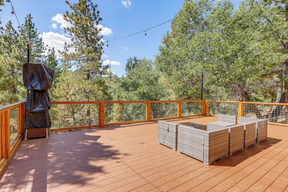1 Mi to Skiing: Mtn-view Cabin in Big Bear Lake