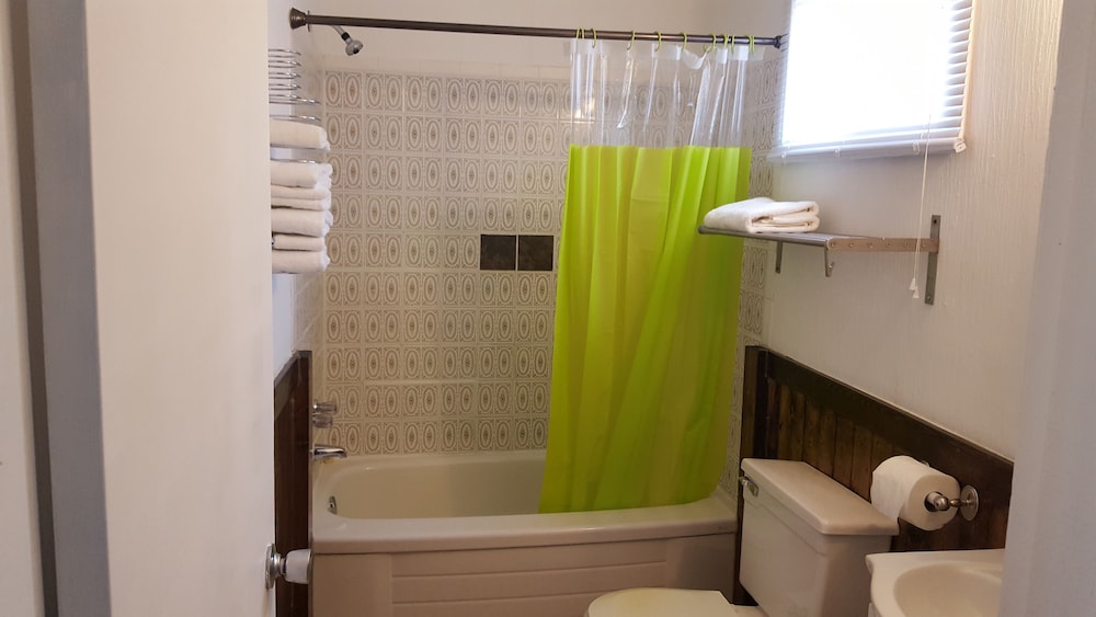 Greenside motel