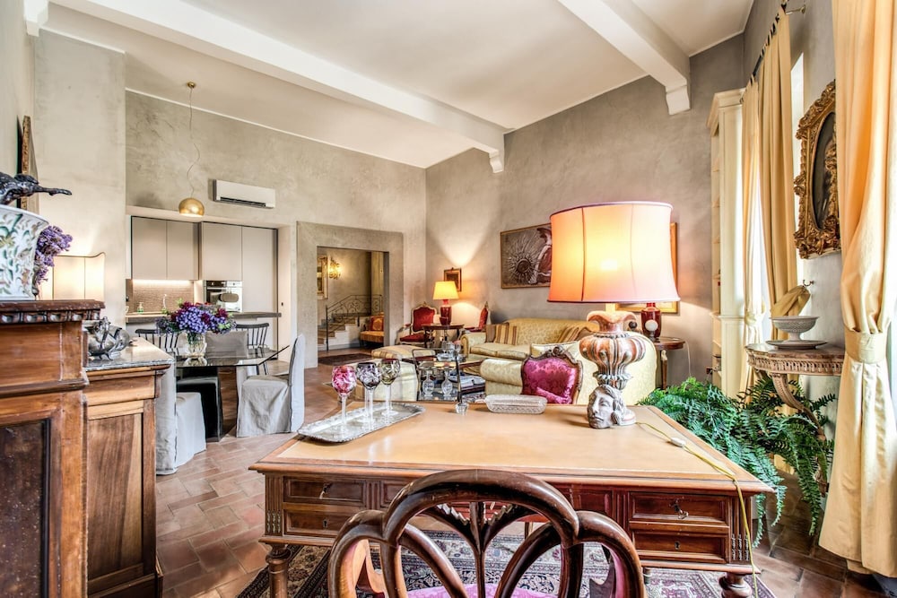 Wonderful Apartment With Balcony in Piazza Margana