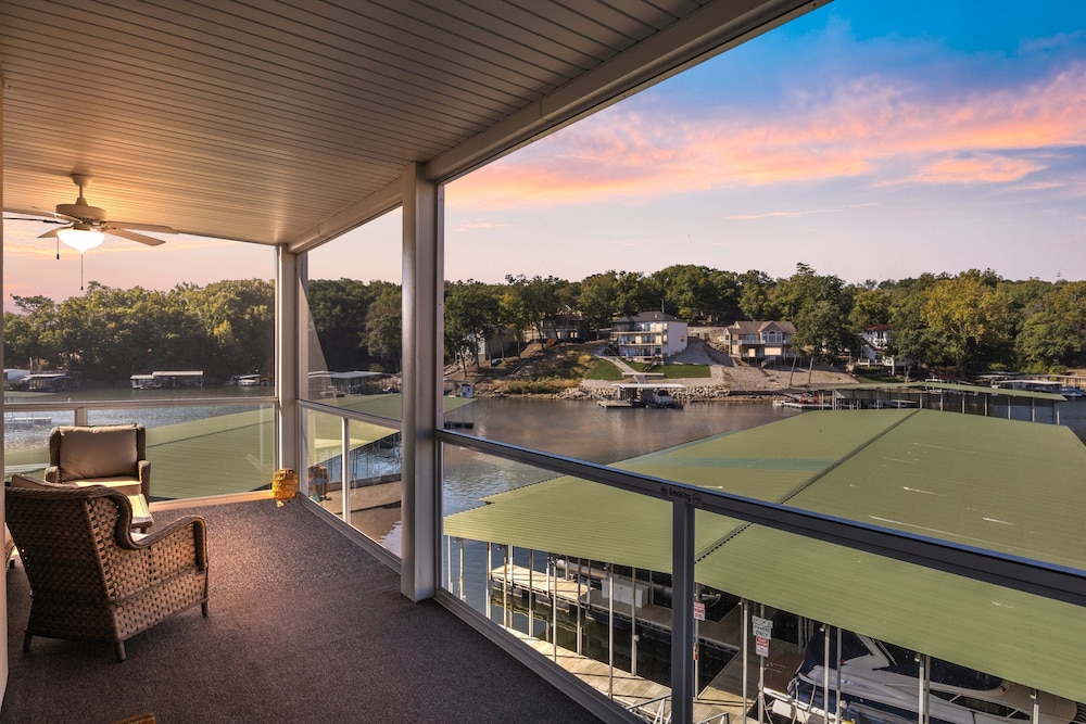 Central Location, Pool Access & Breathtaking Views