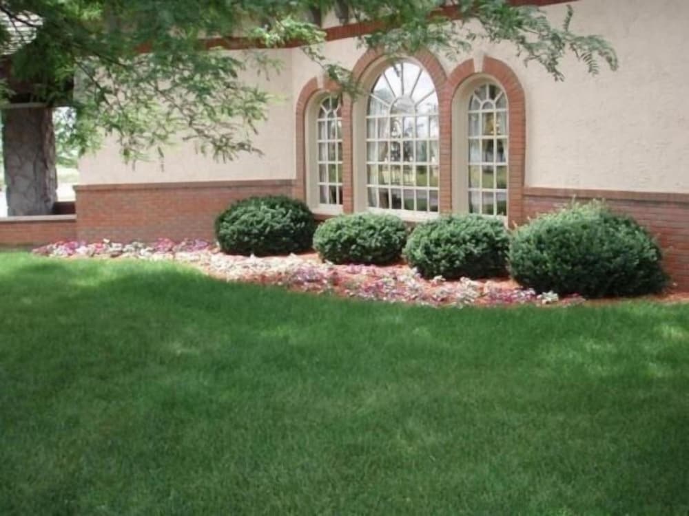 Bloomington Vacations - The Chateau Hotel and Conference Center - Property Image 23