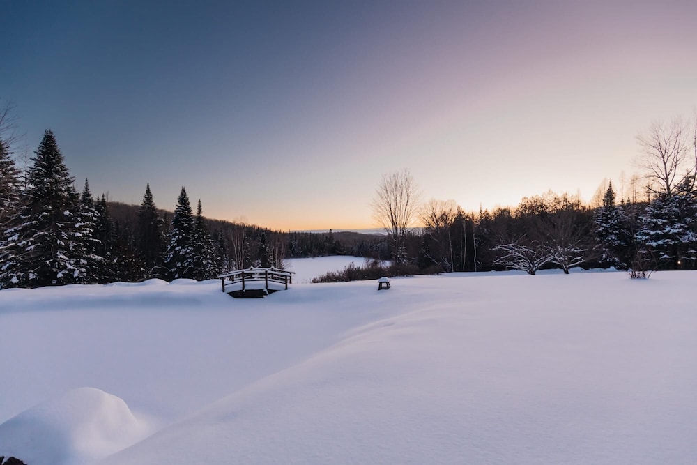 Manoir du Canard - 1800s Authentic Quebecois log Home With Modern Amenities