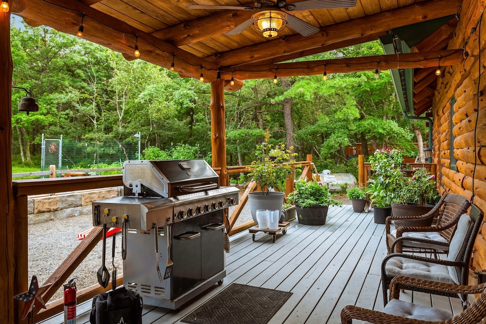 The Bigwood Cabin by Avantstay Hot Tub Firepit Pool Table Private Yard