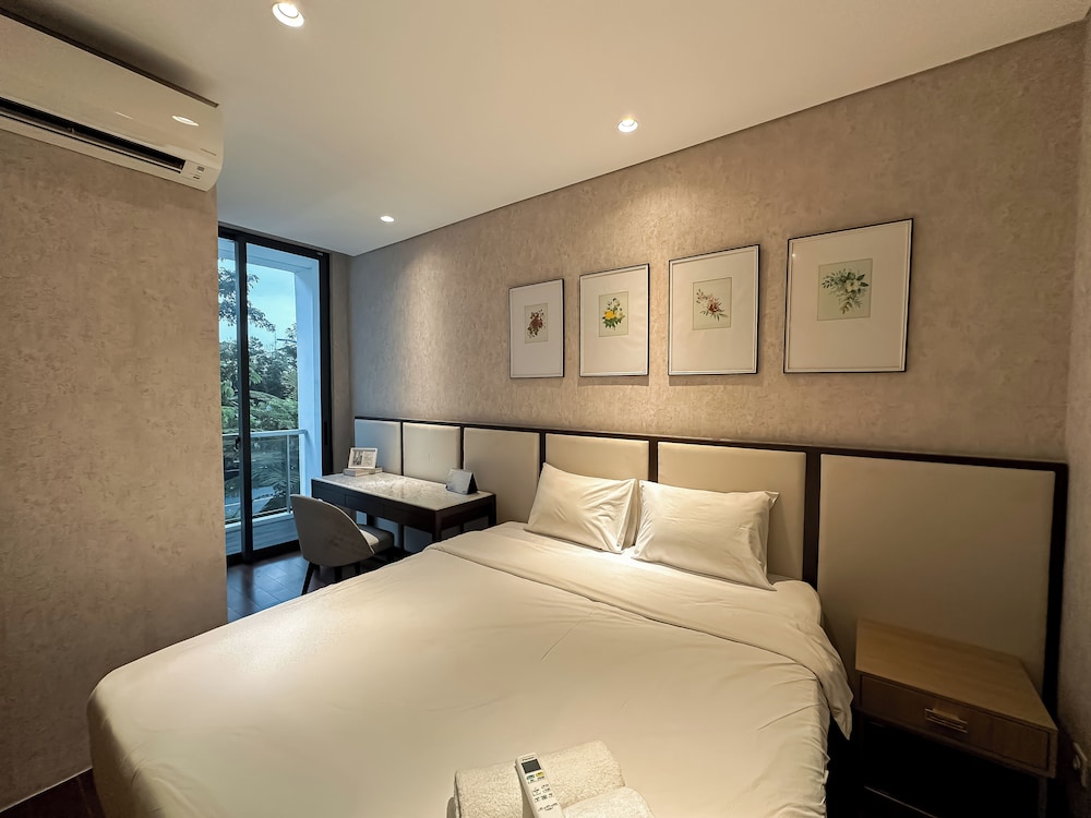 Tranquil And Modern Haven 2Br At The Rosebay Apartment