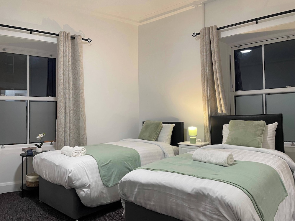 10 Bed Flat - Sleeps 20 - Pets - Parking - Wifi