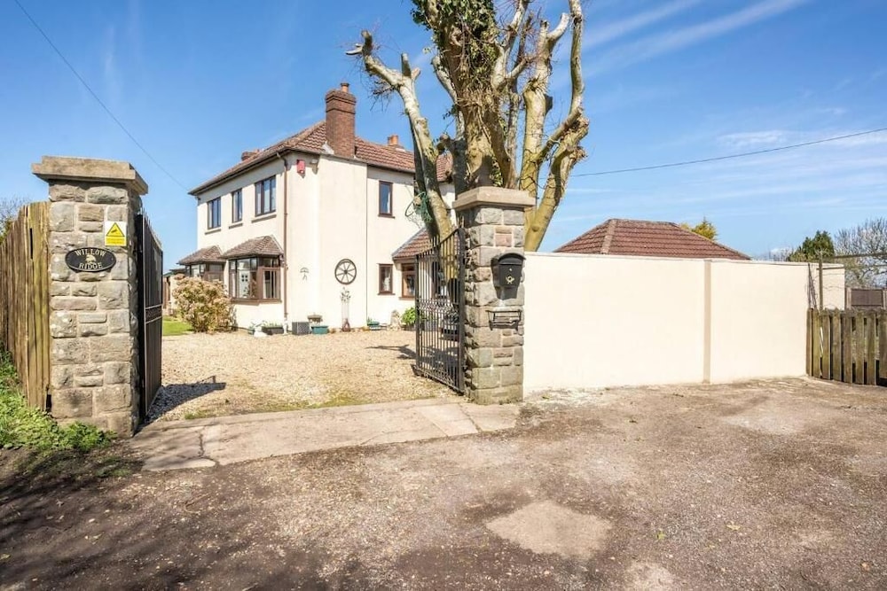 WILLOW RIDGE - a large country house with 3 rental rooms