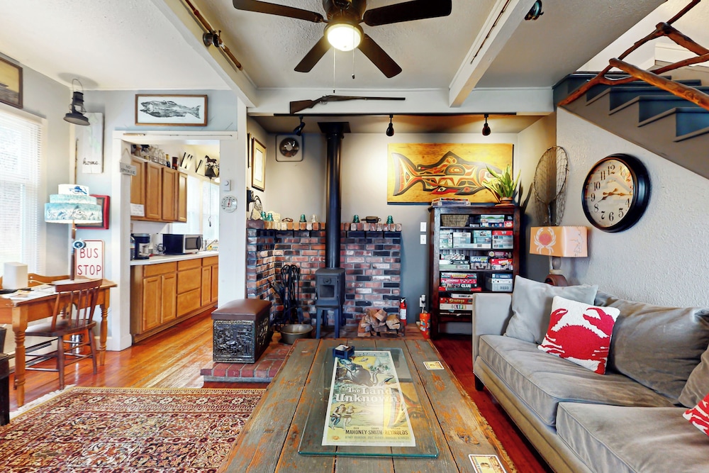 3 BR Cozy Cottage: w/ Hot Tub & Wifi