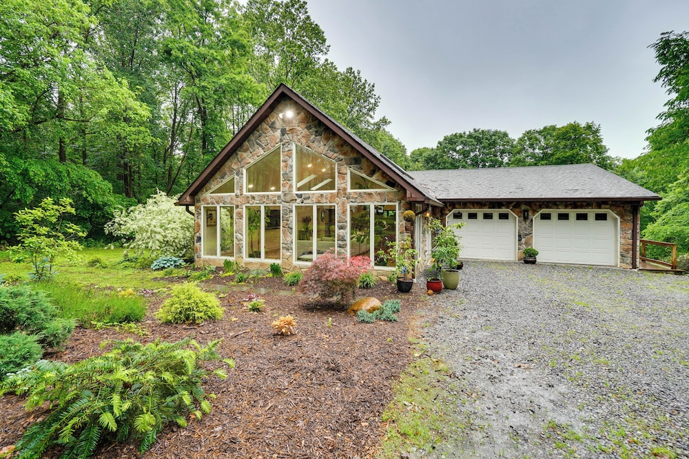 Hot Tub & Theater Room: Getaway in Falling Waters