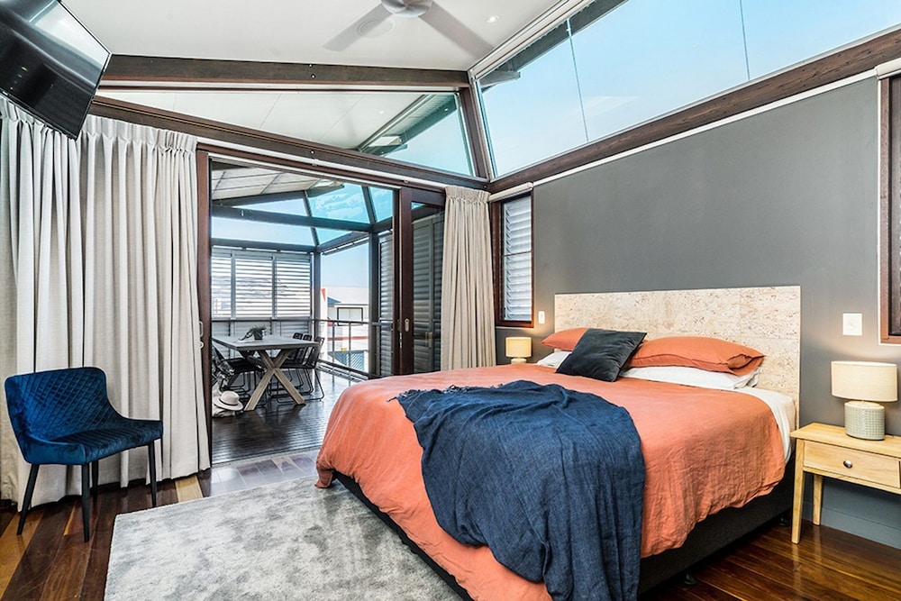 Your Luxury Escape - On The Bay 2 view 4