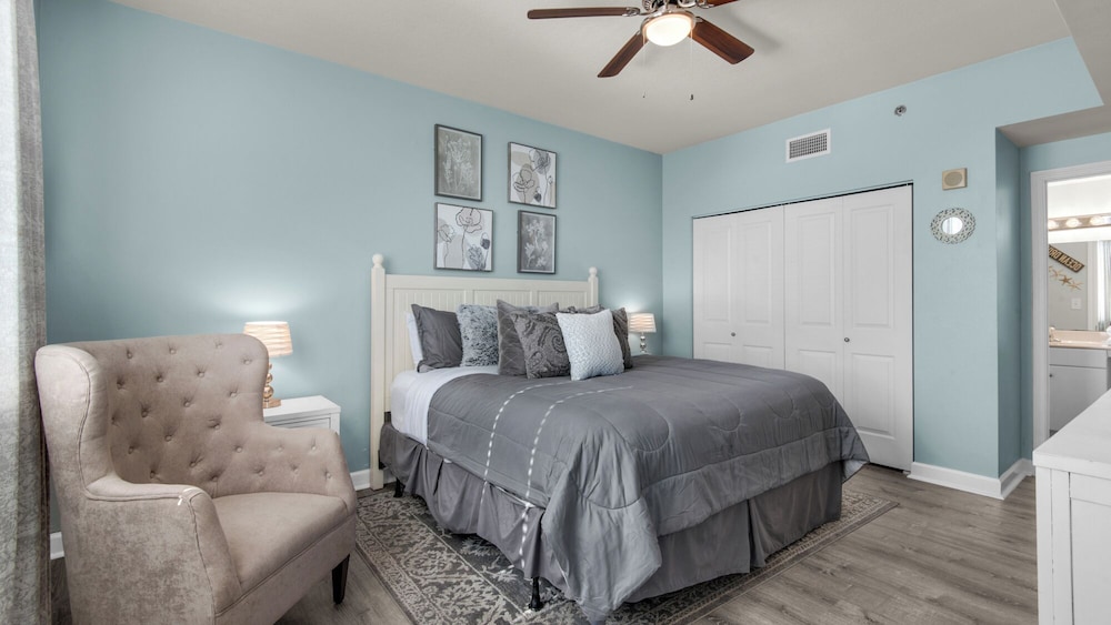 Beachfront Corner Unit w/ Wrap-around Balcony, Close to Attractions!