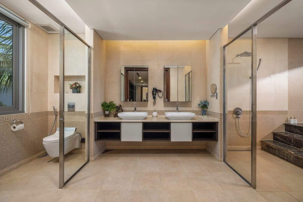 8BR Beachfront Eden: Luxury Events & Getaways
