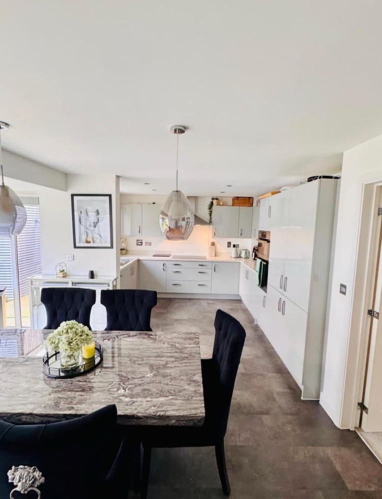 High END Spacious 4 Bed House - Free Parking
