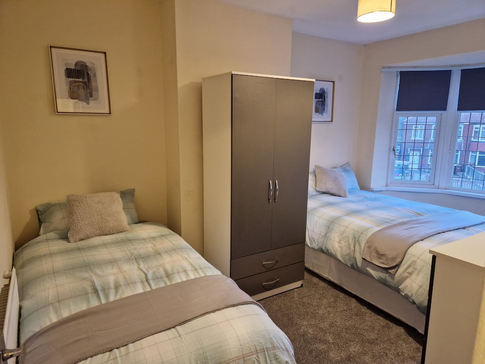 Lovely, Large 3 - Bedroom House in Preston view 4