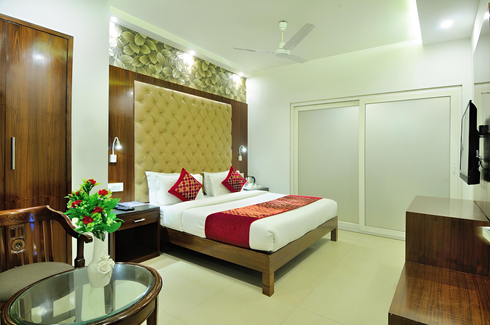 Hotel Yuvraj Deluxe New Delhi Railway station view 4