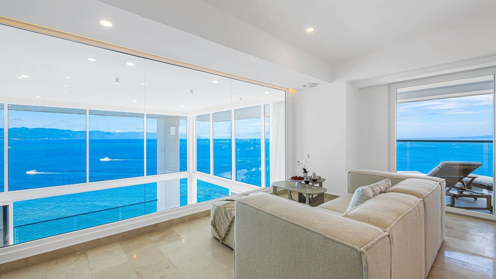 Beachfront Luxury 4BR Penthouse With Incredible Ocean Views