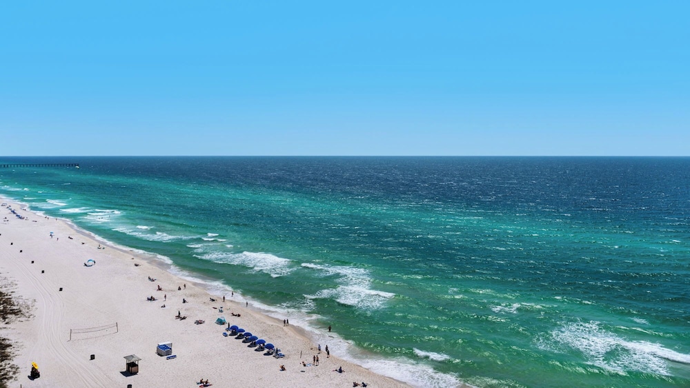 2BR Gulf Front Condo w/ Pool, Gym, Hot Tub + Free Attraction Tickets!