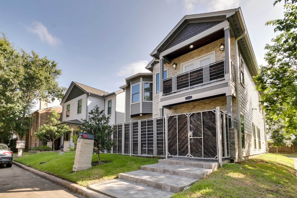 Luxe Southwest Houston Home w/ Balconies & Patio! view 4