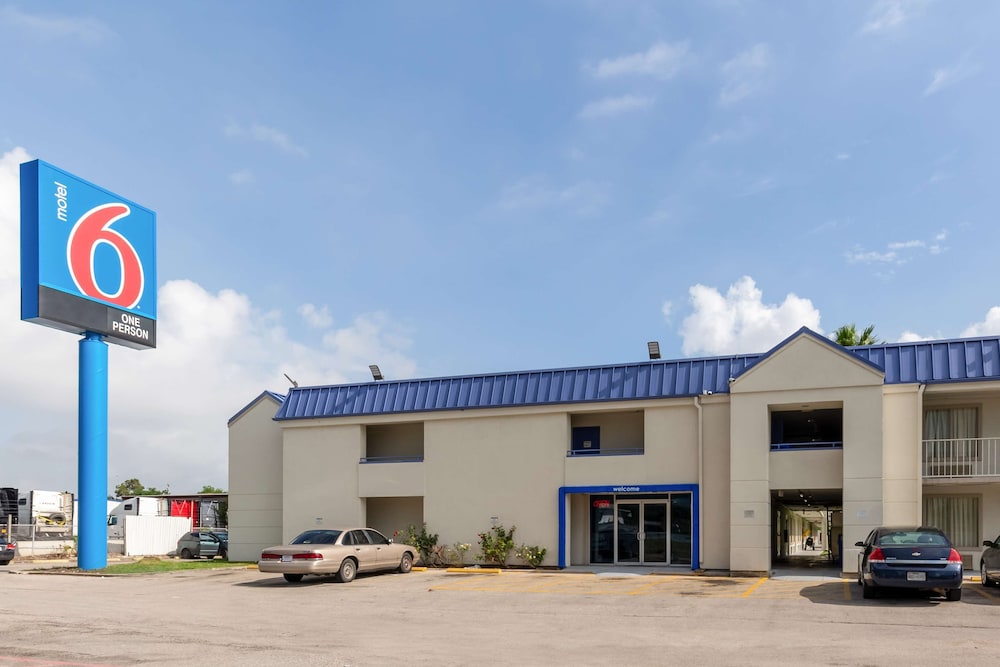 Motel 6 Houston, TX - East - Image 1